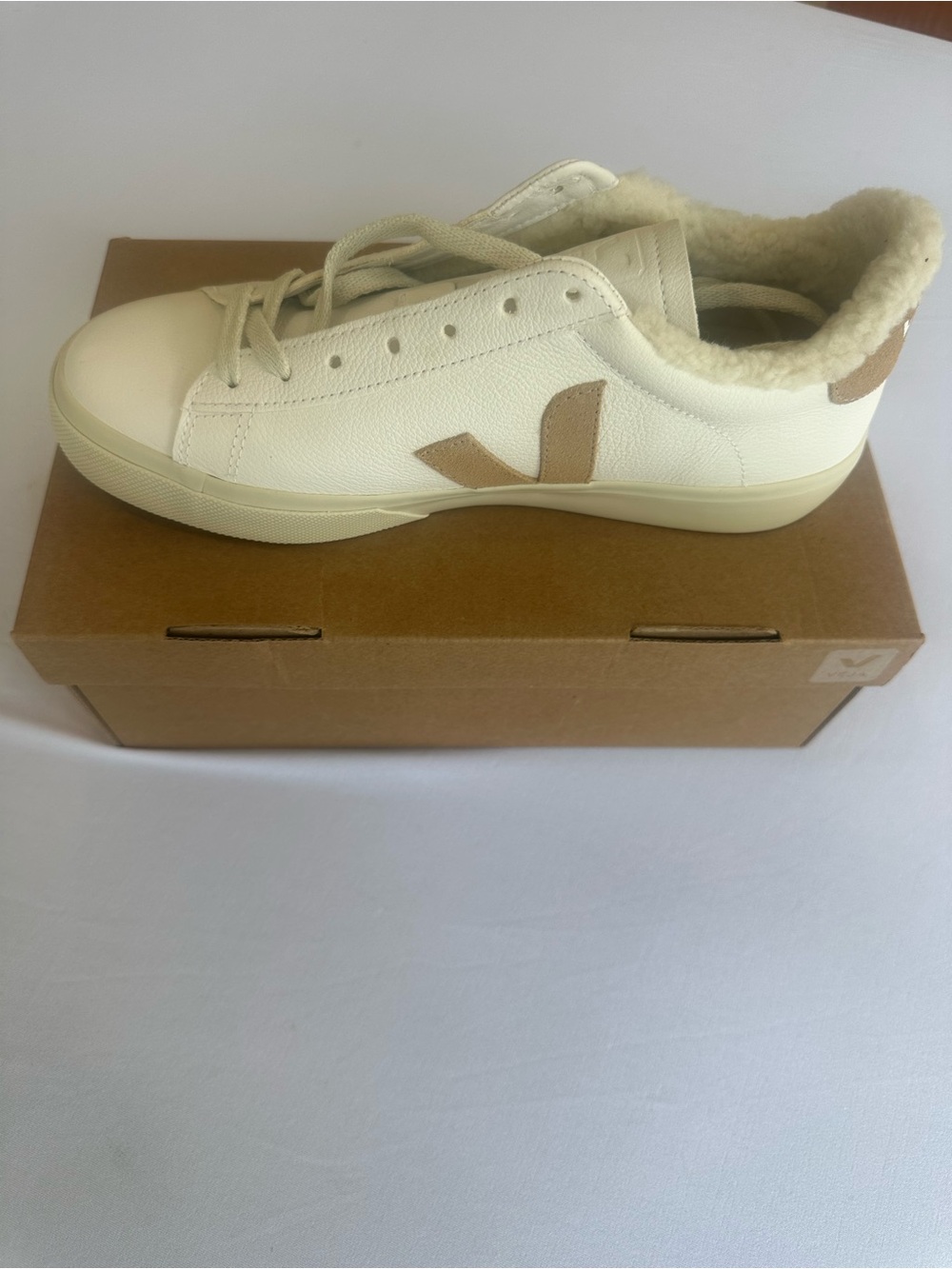 Veja Chrome Free leather Sneakers Lace up w/Tan V Logo and Faux Fur Lining 8/10 - Picture 4 of 16